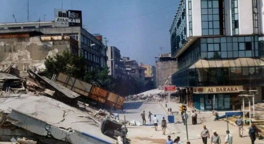 Gölcük Depremi Adapazarı Enkaz Kaldırma